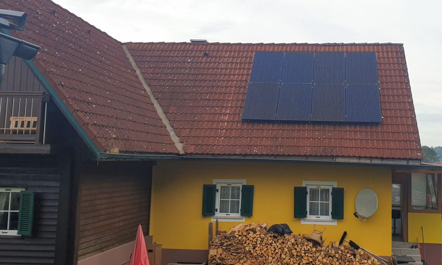 Hausdach mit Photovoltaikelementen